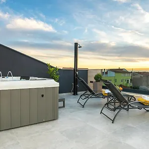 88 - Rooftop Jacuzzi & Terrace Apartment